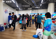 赛程过半有些运动员和记者陆续返程 他们的行李箱装了啥？