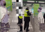 女生cosplay被安检员“教育”，地铁管理的边界在哪儿