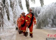 广西桂林消防员战冰雪守护民众安危