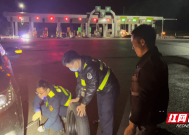 高速突然爆胎怎么办？收费班长秒变“修理员”