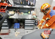 宠物蛇“出逃”误闯修车铺，消防员紧急抓捕